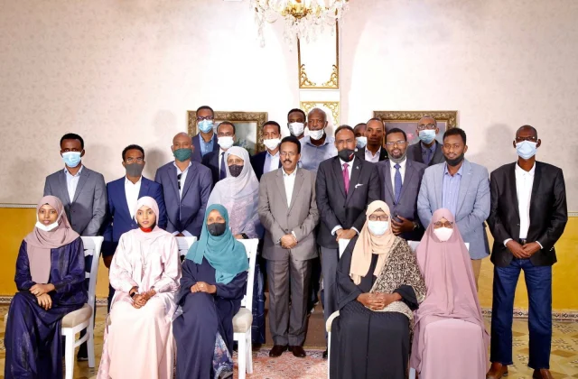 Sawirro: FARMAAJO oo kulan kale ku yeeshay Villa Somalia – Axadle