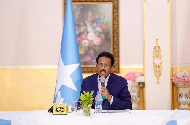 Sawirro: Farmaajo oo baaq u diray wadaadada wuxuuna kula kulmay Villa Somalia – Axadle