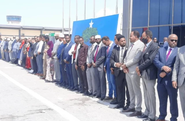 Sawirro: Labo madaxweyne goboleed oo soo gaaray Muqdisho – Axadle