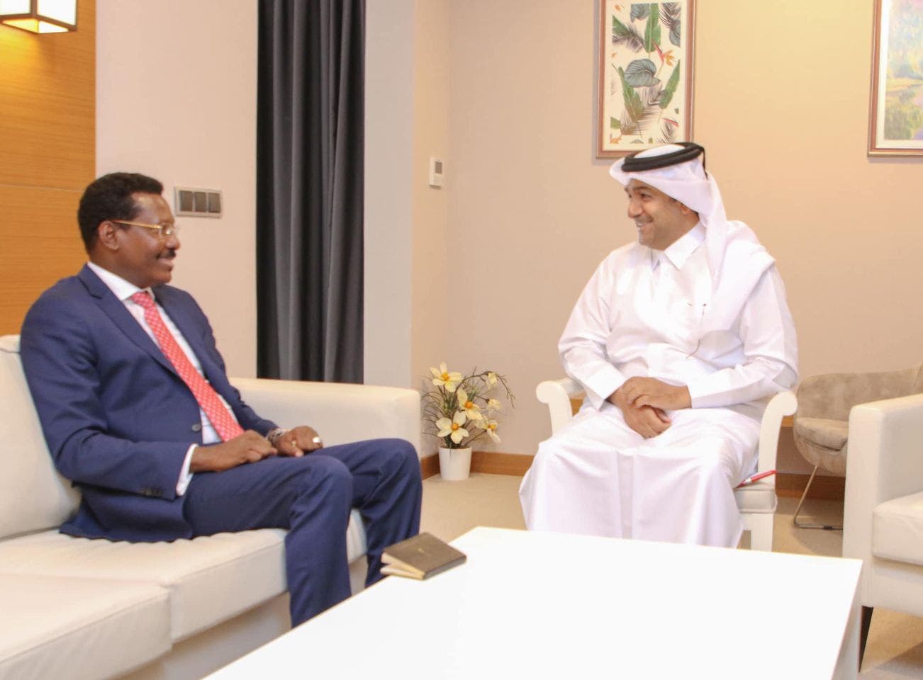 Sawirro: Maxay wakiilada Qadar kala hadleen Qoor Qoor iyo Guudlaawe?  – Axadle