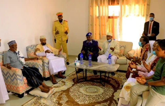 Sawirro: Muuse Biixi oo booqday abwaanka xanuunsan ee Hadraawi – Axadle