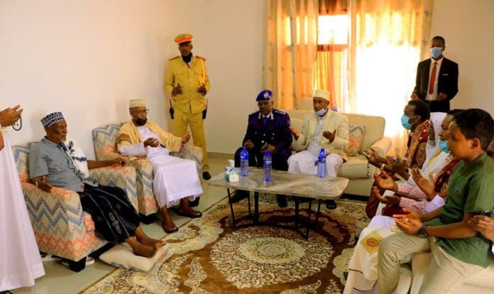 Sawirro: Muuse Biixi oo booqday abwaanka xanuunsan ee Hadraawi – Axadle