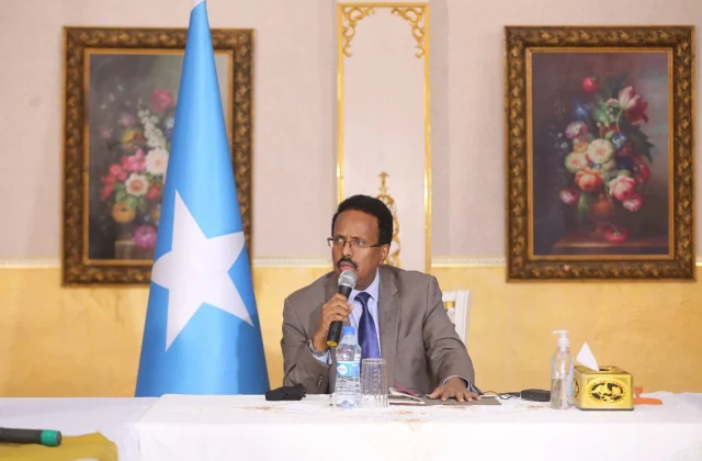 Sawirro: Muxuu Farmaajo kala hadlayey ganacsato uu xalay kula kulmay Villa Somalia?  – Axadle