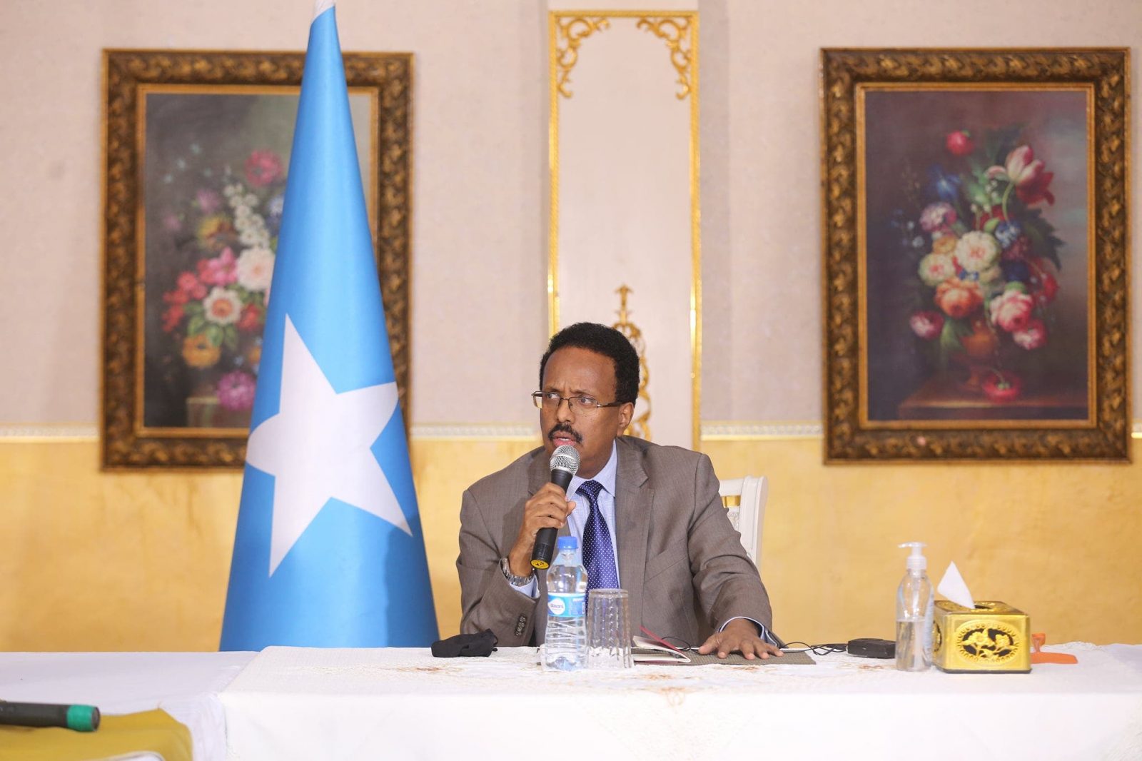 Sawirro: Muxuu Farmaajo kala hadlayey ganacsato uu xalay kula kulmay Villa Somalia?  – Axadle