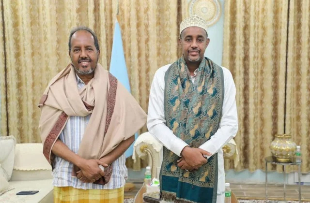 Sawirro: Muxuu Rooble kala hadlayey Xasan Sheekh markii uu aaday gurigiisa?  – Axadle