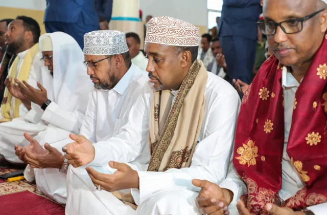 Sawirro: R / wasaare Rooble oo shacabka la damaashaadaya – Axadle