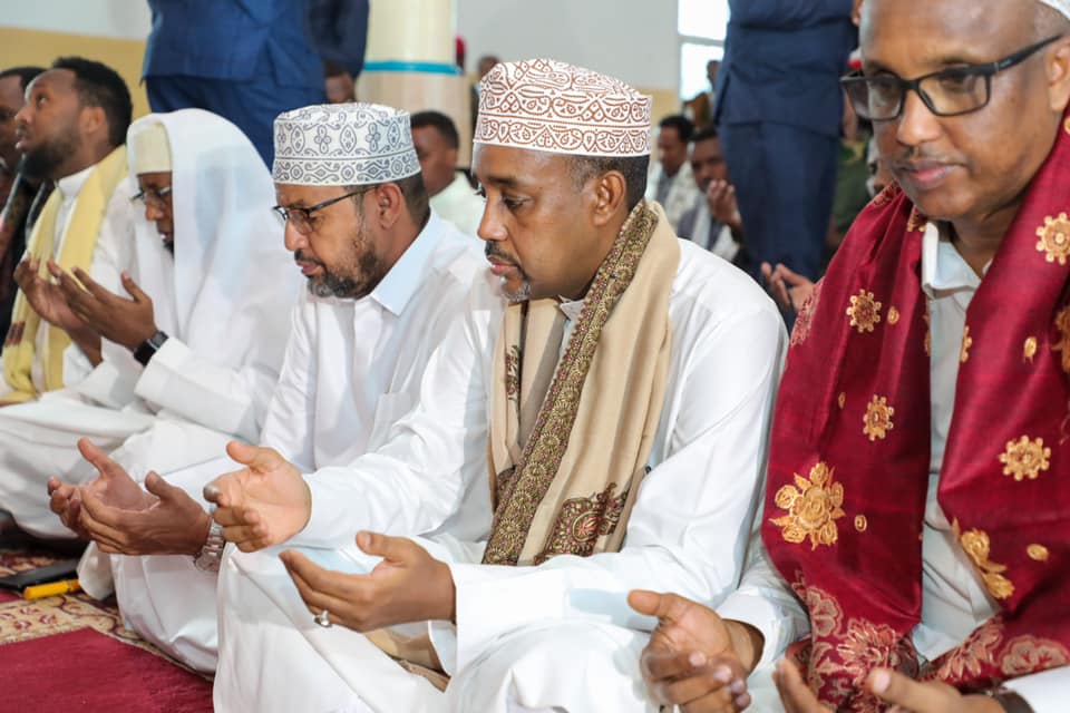 Sawirro: R / wasaare Rooble oo shacabka la damaashaadaya – Axadle
