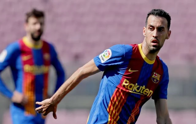 Sergio Busquets is hit by the jaw in Atletico Madrid
