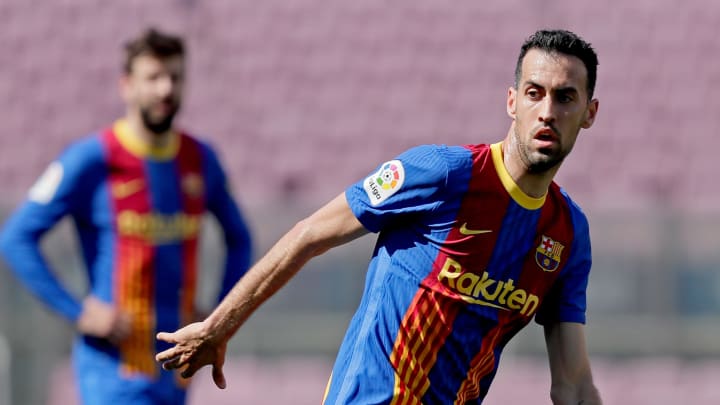 Sergio Busquets is hit by the jaw in Atletico Madrid