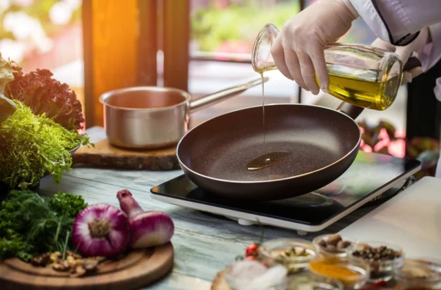 The #1 Greatest Oil to Cook dinner With, Based on a Dietitian