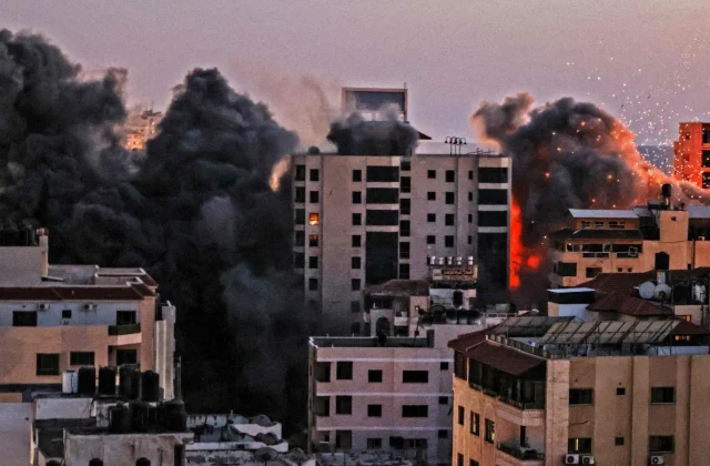 Xamaas ayaa bambooyin ku garaacday laba magaalo oo Israa’iil iyo warbixino – Axadle