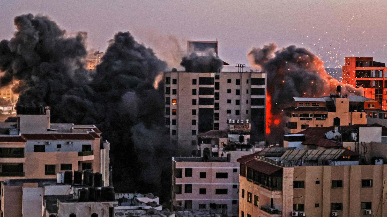 Xamaas ayaa bambooyin ku garaacday laba magaalo oo Israa’iil iyo warbixino – Axadle