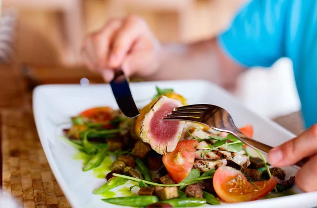 You should eat so many calories to lose weight, say