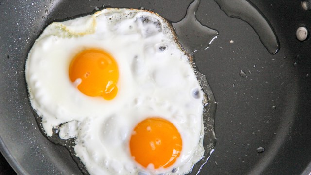 frying fried eggs nonstick pan oil