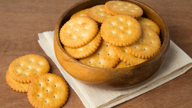 ritz biscuits in bowl on cloth napkin