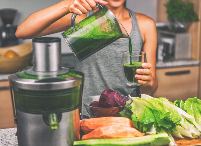 woman pouring green detox juice