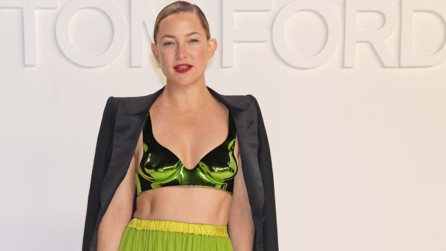 kate hudson in crop top and yellow skirt on the runway