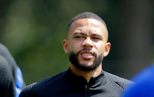 Barcelona signs the Dutch forward on a two-year contract