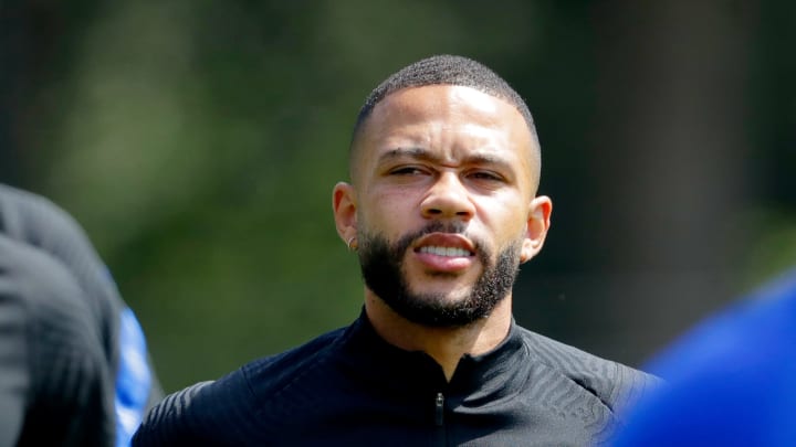 Barcelona signs the Dutch forward on a two-year contract