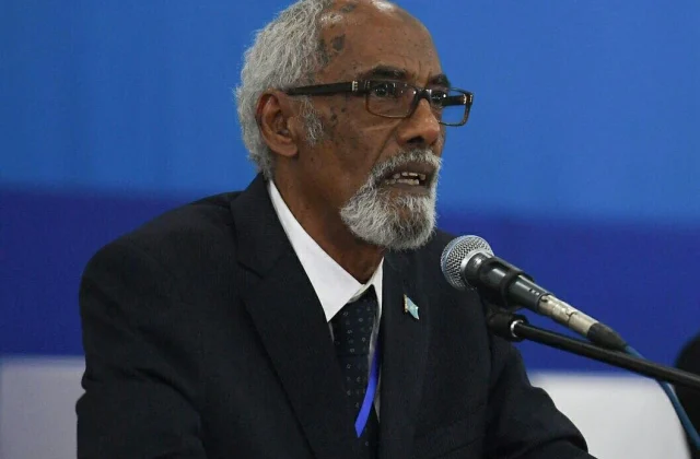 Daawo: Jawaari oo raali gelin u diray madaxweynaha Jabuuti -…