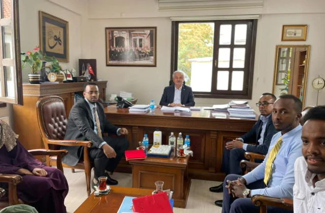 Heshiis shan qodob ah oo ay kala saxiixdeen maamullada Muqdi…