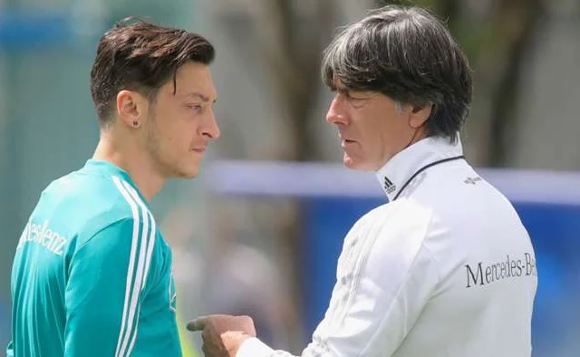 Joachim Low Oo Cafis Weydiisanaya Mesut Ozil Oo Uu Qayb Ka Ahaa