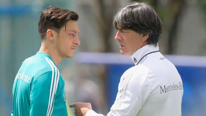 Joachim Low Oo Cafis Weydiisanaya Mesut Ozil Oo Uu Qayb Ka Ahaa