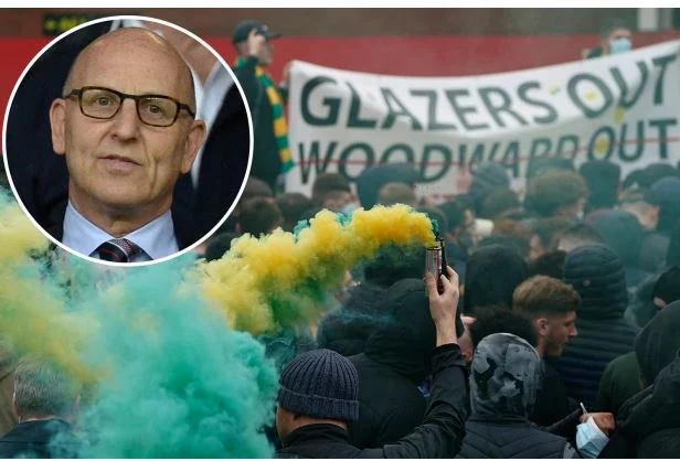 Joel Glazer Oo Qasnaddiisa U Jabinaya Saxeexyada Xiddigo Waaweyn Oo