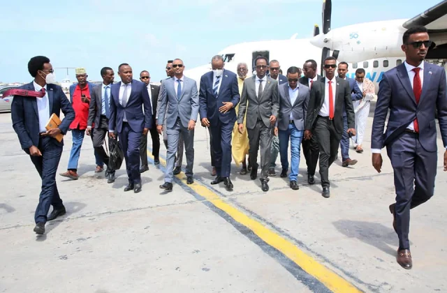 Madaxweyne goboleedkii u horeeyay oo gaaray Muqdisho iyo war…