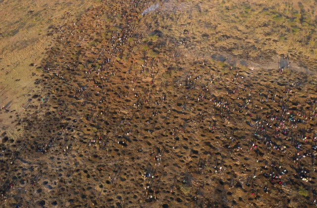 Mystery stones trigger “diamond rush” in the poor