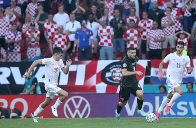 Pedri and Ferran Torres play for Spain in Croatia