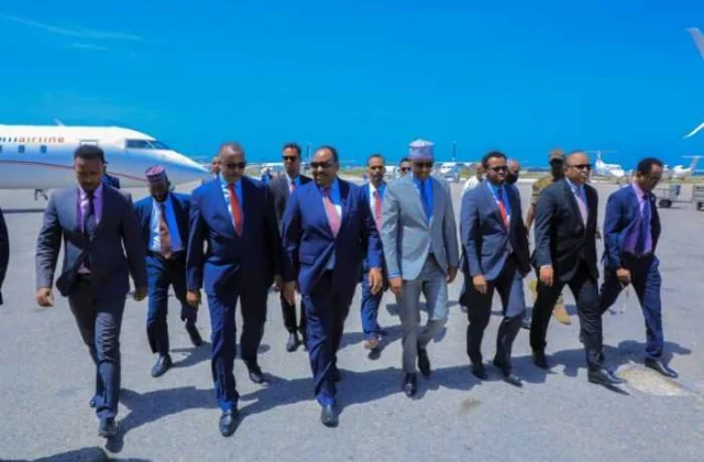Sawiro: Madaxweynaha Puntland Deni oo si weyn loogu soo dhow…