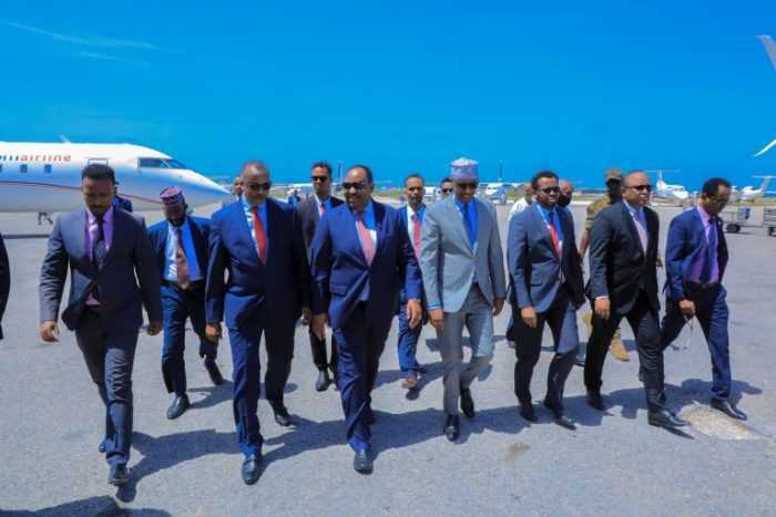 Sawiro: Madaxweynaha Puntland Deni oo si weyn loogu soo dhow…