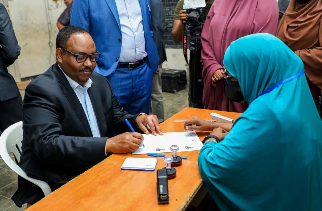 Sawirro: Deni oo maanta isu-diiwaan geliyay doorasho qof iyo…