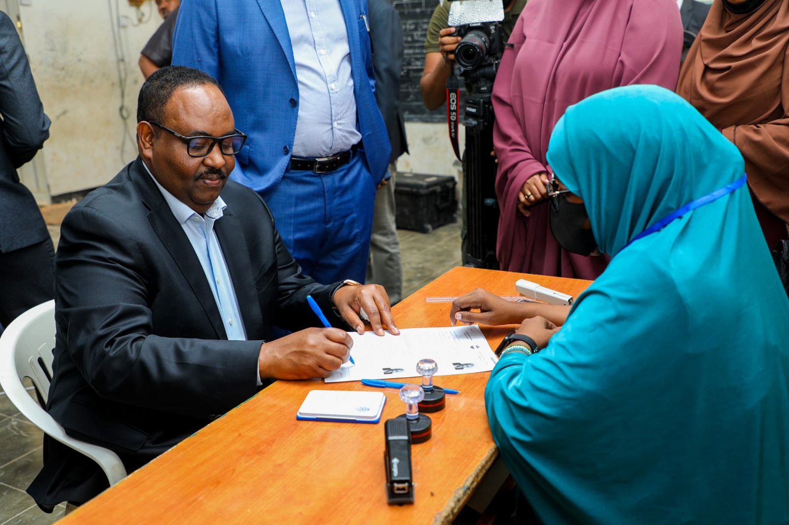 Sawirro: Deni oo maanta isu-diiwaan geliyay doorasho qof iyo…