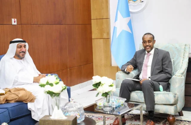 Sawirro: Maxaa looga hadlay kulanka Rooble iyo safiirka Imaa…