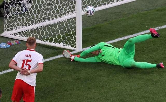 TAATIIKH: Szczesny Oo Noqday Goolhayihii Ugu Horreeyey Taariikhda EURO