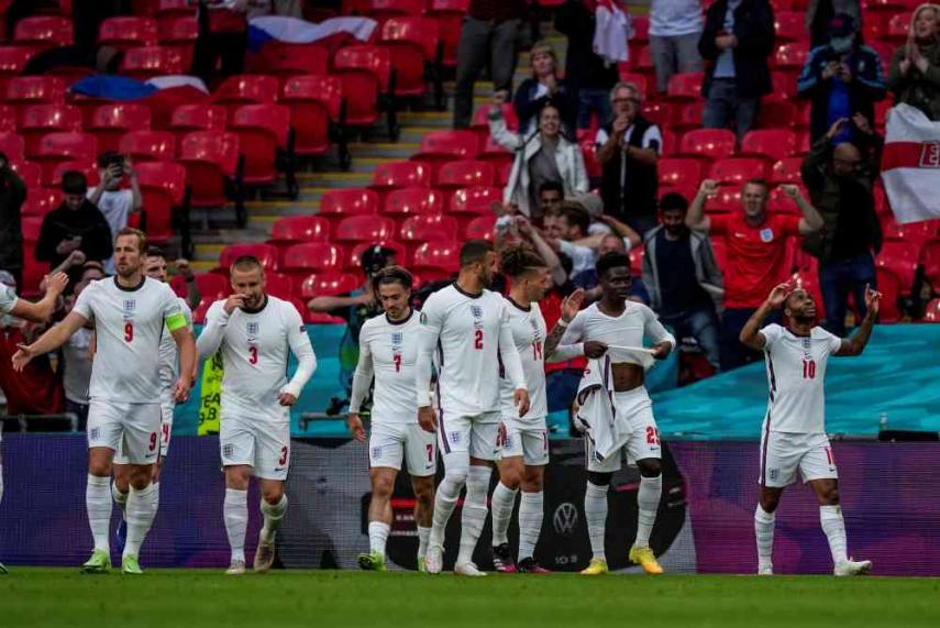 “Waa In Kulan Kasta Lagu Soo Bilaabo” – Jamaahiirta England Oo Doortay