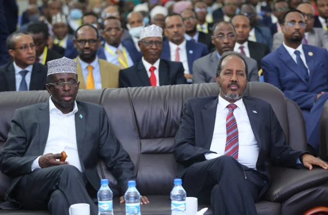 Xog: Xasan Sheekh iyo Sheekh Shariif oo Rooble la wadaagay a…