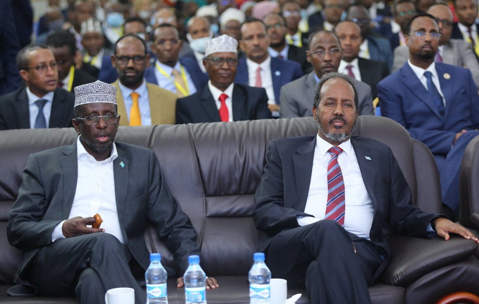 Xog: Xasan Sheekh iyo Sheekh Shariif oo Rooble la wadaagay a…