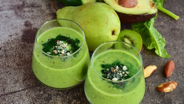 green breakfast smoothie for weight loss avocado pear brazilnut spinach