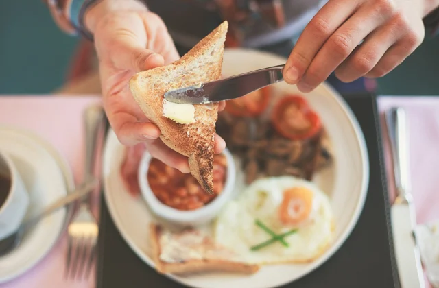 Consuming Habits To Keep away from If You Desire a Flat Stomach, Say Consultants