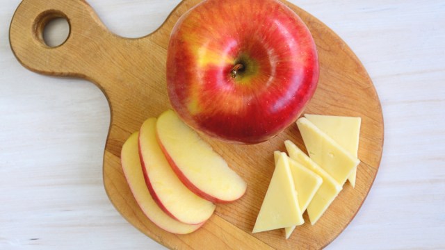 apple slices cheddar cheese