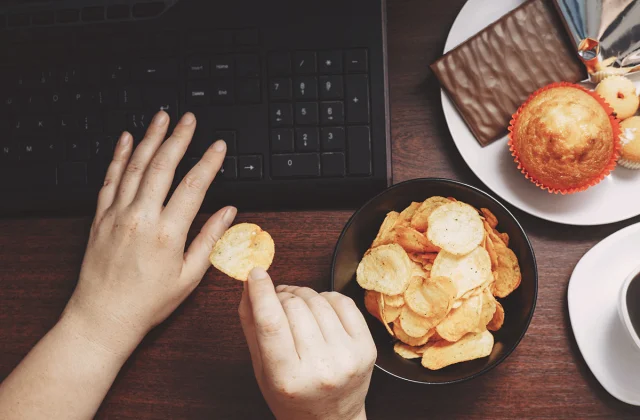 Worst Snacking Habits for Your Waistline, Say Consultants