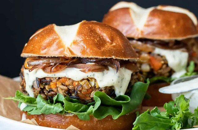 6 Straightforward Burger Recipes You Must Attempt This Summer time