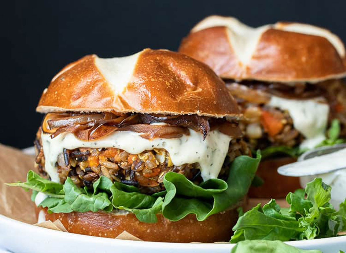 6 Straightforward Burger Recipes You Must Attempt This Summer time