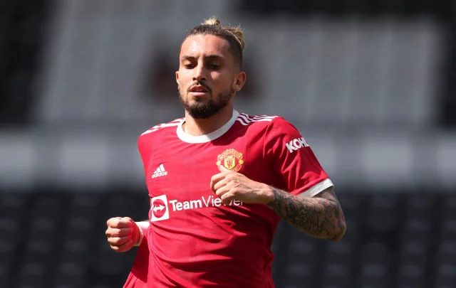 Alex Telles suffers from ankle pain