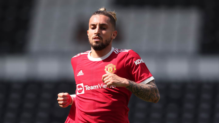 Alex Telles suffers from ankle pain