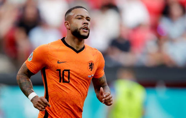 Barcelona transfer news: Depay takes pay cut