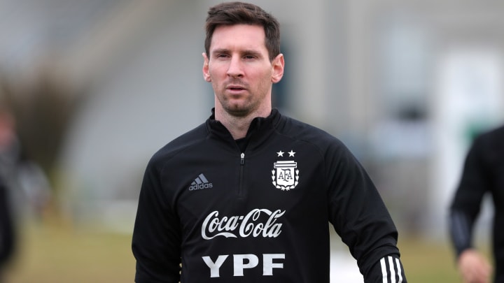 Barcelona transfer news: Messi contract officially expires